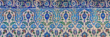 İstanbul, Türkiye - 8 Kasım 2023: Başlıca Osmanlı kültür sahası olan Sultan Ahmed veya Mavi Cami 'deki çiçeklerle süslü mavi İznik fayansları