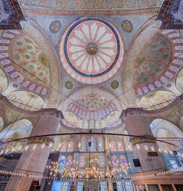 İstanbul, Türkiye - 8 Kasım 2023: Sultan Ahmed veya Mavi Cami 'nin dekore edilmiş iç mimarisi, görkemli Osmanlı döneminden kalma mavi kiremitli tarihi cami