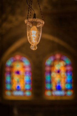 İstanbul, Türkiye - 8 Kasım 2023: Süslü cam pencereler ve Sultan Ahmet veya Mavi Cami 'nin ışıkları, Osmanlı döneminden kalma mavi kiremitli cami