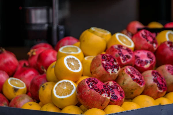 土耳其伊斯坦布尔Eminonu一家传统街头摊贩的果汁摊上陈列着新鲜石榴和橙子 图库照片