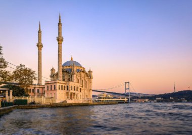 Günbatımında İstanbul Boğazı ve Büyük Mecidiye Camii Ortakoy Camii ve İstanbul Boğazı ile pitoresk şehir manzarası