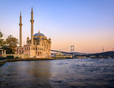 Günbatımında İstanbul Boğazı ve Büyük Mecidiye Camii Ortakoy Camii ve İstanbul Boğazı ile pitoresk şehir manzarası