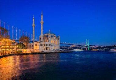 Günbatımında İstanbul Boğazı ve Büyük Mecidiye Camii Ortakoy Camii ve İstanbul Boğazı ile pitoresk şehir manzarası