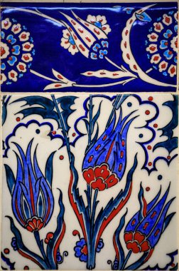 Türkiye 'nin İstanbul kentinde geleneksel Osmanlı tarzında mavi ve kırmızı el yapımı Türk Iznik mozaik fayanslarını çiçeklerle süsleyin