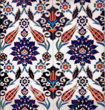 Türkiye 'nin İstanbul kentinde geleneksel Osmanlı tarzında mavi ve kırmızı el yapımı Türk Iznik mozaik fayanslarını çiçeklerle süsleyin