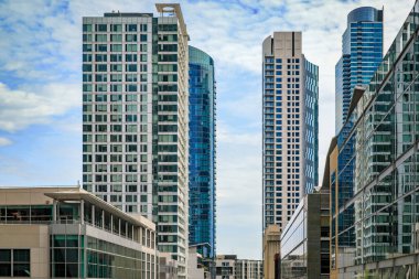 San Francisco, California 'daki SOMA mahallesindeki bir şehir caddesinde gökdelenler.