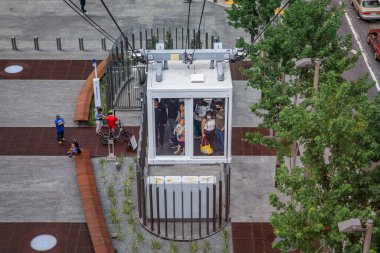 San Francisco, ABD - 9 Eylül 2022: Satış Gücü Ulaşım Merkezi gondolu yolcuları SOMA 'daki Salesforce Park' a taşıyor.