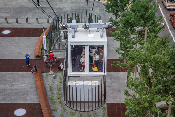 San Francisco, ABD - 9 Eylül 2022: Satış Gücü Ulaşım Merkezi gondolu yolcuları SOMA 'daki Salesforce Park' a taşıyor.