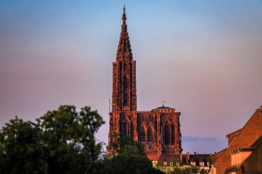 Strasbourg, Alsace, Fransa 'daki Notre Dame Katedrali' nin Gotik cephesini süsleyin. Gün batımında güzel Gotik katedrali.