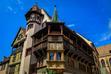 Colmar 'ın Küçük Venedik bölgesinde, Fransa' nın Alsace şehrinin pitoresk bir köyünde geleneksel yarım ahşap bir evin Gotik görünümünü takınmak.