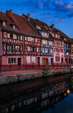 Kanallar boyunca çiçek açan yarım ahşap evler, Colmar 'daki Küçük Venedik bölgesi, gün batımında Fransa' nın Alsace kasabasının pitoresk köyü.