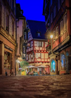 Günbatımından sonra Fransa 'nın Alsace kentindeki Colmar' daki geleneksel yarı ahşap evlerin ve kaldırım taşlarının gösterişli görünüşü.