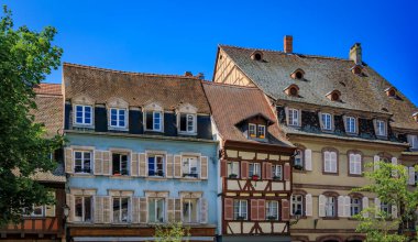Kanallar boyunca çiçek açan geleneksel yarı ahşap evler, Colmar 'daki Küçük Venedik bölgesi, Fransa' nın Alsace kentindeki pitoresk köy.