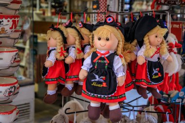 Colmar, Fransa - 5 Haziran 2023: Çocuk oyuncakları, geleneksel halk kıyafetleri içindeki Alsas oyuncak bebekleri eski kasabadaki bir mağazada sergileniyor