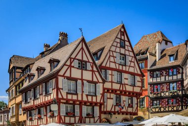 Kanallar boyunca çiçek açan geleneksel yarı ahşap evler, Colmar 'daki Küçük Venedik bölgesi, Fransa' nın Alsace kentindeki pitoresk köy.