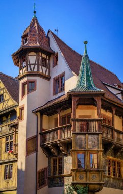 Colmar 'ın Küçük Venedik bölgesinde, Fransa' nın Alsace şehrinin pitoresk bir köyünde geleneksel yarım ahşap bir evin Gotik görünümünü takınmak.