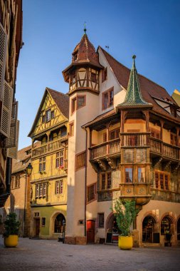 Colmar 'ın Küçük Venedik bölgesinde, Fransa' nın Alsace şehrinin pitoresk bir köyünde geleneksel yarım ahşap bir evin Gotik görünümünü takınmak.