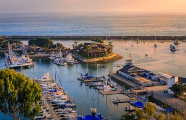 Güney Kaliforniya 'nın Orange ilçesinde Dana Point Limanı' nda lüks yat ve tekneler üzerinde günbatımı
