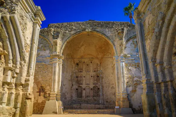 San Juan Capistrano, ABD - 6 Ağustos 2023: San Juan Capistrano Misyonunun tarihi kalıntıları, İspanyol Koloni döneminin mimari detayları