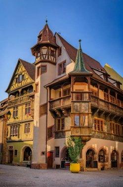 Colmar 'ın Küçük Venedik bölgesinde, Fransa' nın Alsace şehrinin pitoresk bir köyünde geleneksel yarım ahşap bir evin Gotik görünümünü takınmak.