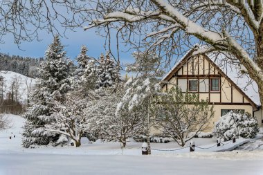 Kış harikalar diyarı, Zürih yakınlarında karlı bir ev, Stallikon İsviçre