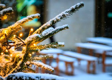 İsviçre 'deki Zürih Noel Pazarı' nda sihirli kış harikalar diyarı. Parıldayan ışıklar ve kar yağışı, banklar ve karlı masalar, hiç insan yok.