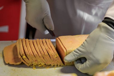 Fransa 'nın Strazburg kentindeki bir Noel Market köşkünde bir parça kaz ciğeri dilimlenmiş ve gurme sandviçler için kullanılmaya hazır.