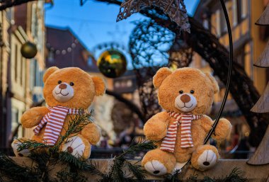 Fransa 'da Noel Ruhu olarak bilinen Colmar Noel Pazarı' nda çizgili eşarpları ve diğer süslemeleri olan sevimli oyuncak ayılar.