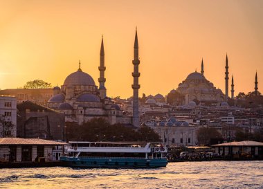 İstanbul, İstanbul 'daki Yeni Cami ve Süleyman Cami Camii ile Galata Köprüsü' nden İstanbul Boğazı 'na uzanan tarihi yarımadanın gün batımı manzarası
