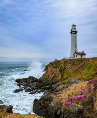 Pescadero yakınındaki Kuzey California Pasifik Okyanusu sahil şeridi üzerinde güvercin noktası deniz feneri tarafından kıyısında gün batımından önce çökmesini dalgalar
