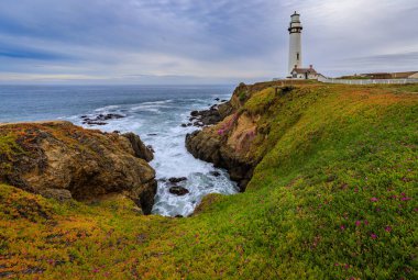 Pescadero yakınındaki Kuzey California Pasifik Okyanusu sahil şeridi üzerinde güvercin noktası deniz feneri tarafından kıyısında gün batımından önce çökmesini dalgalar