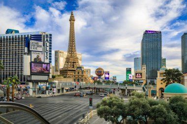 Las Vegas, Nevada, ABD - 24 Ekim 2021: Paris Eyfel Kulesi, Bally 's, Caesars Palace, Cosmopolitan Otelleri ve Kumarhaneleri ile Bulvar