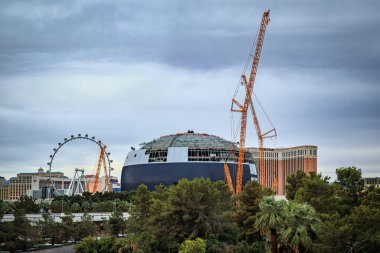 Las Vegas, Nevada, ABD - 24 Ekim 2021: MSG Küresinin inşaatı, vinçler ve yüksek silindirli gözlem çarkı şehrin ufuk çizgisinde