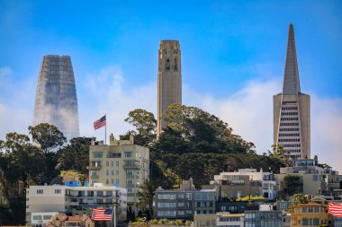 San Francisco şehir silueti Sis Karl 'la birlikte tarihi kulelerin arasından geçiyor.