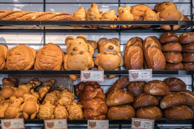 San Francisco, ABD - 30 Nisan 2022: Hayvan şekilli ekmekler: Kaplumbağa, yengeç, ayı ve örgü, ünlü Boudin Fırını 'nın raflarında