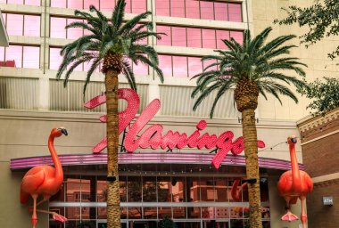 Las Vegas, Nevada, ABD - 24 Ekim 2021 Flamingo Otel ve Kumarhane tabelası, pembe flamingo kuşları ve süslü mektuplar, oteller cephesi ve palmiye ağaçları