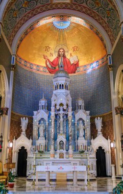 San Francisco, ABD - 24 Eylül 2022: Kuzey Sahili Azizleri Peter ve Paul Kilisesi iç mimarisi, İsa 'nın duvar resmi, süslü bir sunak ve kemerli tavanlar