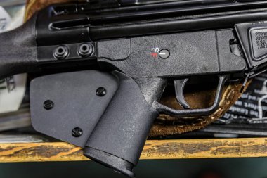 Placerville, ABD - 1 Ekim 2022: Siyah bir Heckler ve Koch HK, 7.62 mm X 51 kalibrelik tüfek, Kaliforniya yapımı uyumlu bir tabanca kabzası bir silah dükkanında
