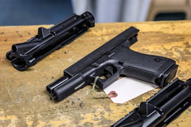 Placerville, ABD - 1 Ekim 2022: Siyah Glock 20 10 mm kalibre satış etiketi ve Kaliforniya 'daki bir silah dükkanında satılık iki yüksek alıcı