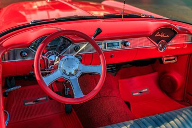 San Bruno, ABD - 7 Ekim 2022: Üstü açık kırmızı 1956 Chevrolet Bel Air 'in içi krom direksiyonlu, klasik gösterge paneli olan bir araba fuarında