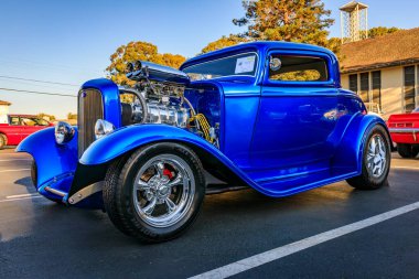 San Bruno, ABD - 7 Ekim 2022: Bir araba fuarında krom süperşarj ve özel tekerlekleri olan parlak mavi bir 1932 Ford 3 vitrin coupe hot rod