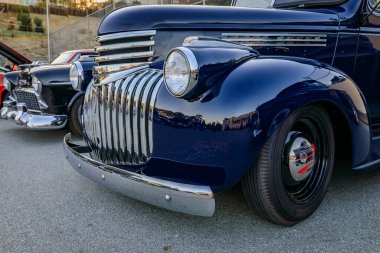 San Bruno, ABD - 7 Ekim 2022: Krom ızgara ve tamponlu koyu mavi Chevrolet kamyonet, bir araba fuarında klasik ön-yüz tasarımı gösteriliyor