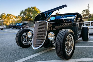 San Bruno, ABD - 7 Ekim 2022: Siyah 1932 Ford Roadster kaputu açık kaput, krom ızgara, ve bir araba fuarında özel tekerlekler, klasik tasarım