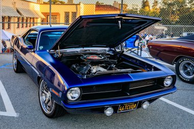 San Bruno, ABD - 7 Ekim 2022: Mavi Plymouth Baraküda açık kaput, krom tekerlekler ve özel plaka ile bir araba fuarında, klasik kaslı araba