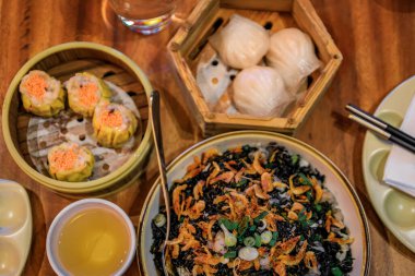 Shu Mai, har gow ve San Francisco 'da otantik bir Çin restoranında kurutulmuş karidesli siyah pirinç de dahil olmak üzere buğulanmış Dim Sum karışımı.