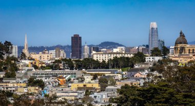 San Francisco şehir merkezi gökdelenleri ve Golden Gate Park 'taki diğer binalarla gökdelenler açık gökyüzüne karşı şehir mimarisini gözler önüne seriyor.