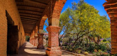 San Juan Capistrano, ABD - 6 Ağustos 2023: San Juan Capistrano Misyonunun tarihi kalıntıları, İspanyol Koloni döneminin mimari detayları