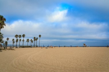 Newport Beach, ABD - 6 Ağustos 2023: Balboa Yarımadası 'ndaki kıyı evleri, iskele bulutlu gökyüzü altında suya uzanır, Kaliforniya mimarisi