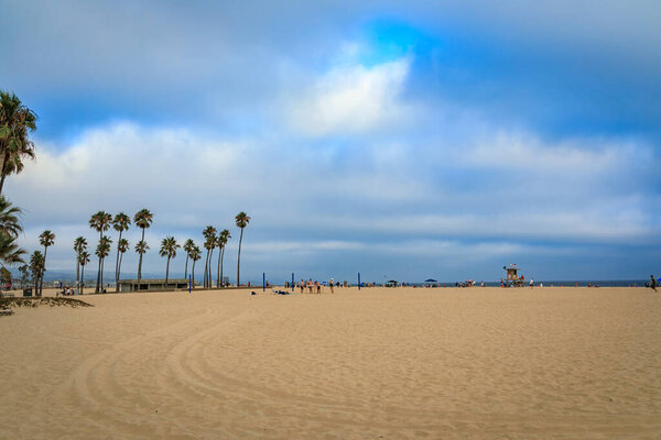 Ньюпорт-Бич, США - 6 августа 2023 года: Прибрежные дома на набережной полуострова Бальбоа, пирс простирается в воду под пасмурным небом, архитектура Калифорнии