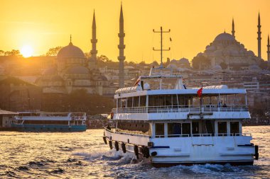 İstanbul, İstanbul 'daki Yeni Cami ve Süleyman Cami Camii ile Galata Köprüsü' nden İstanbul Boğazı 'na uzanan tarihi yarımadanın gün batımı manzarası